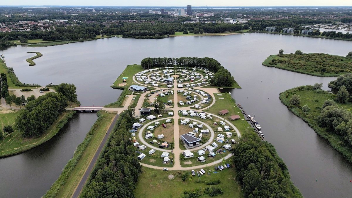 Een luchtfoto van de camping bij Naarden