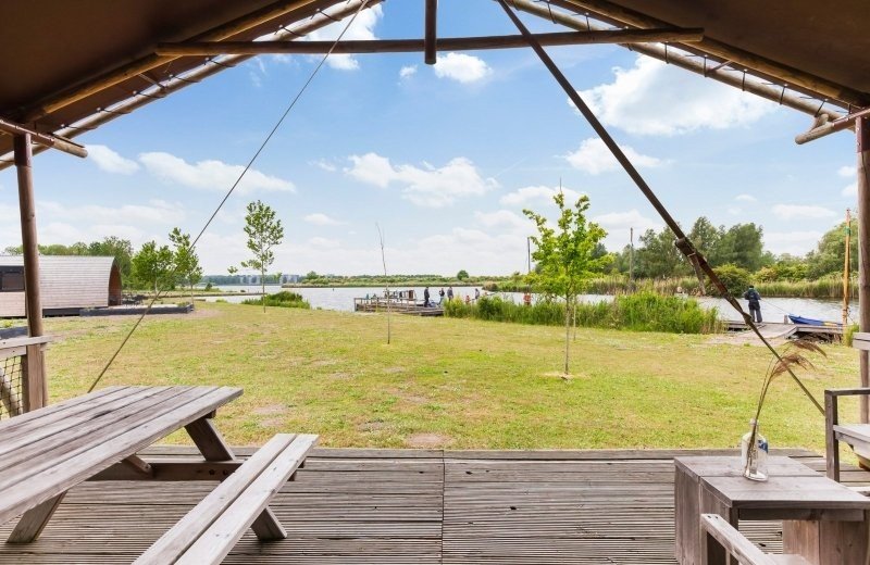 Safaritent aan het water flevoland